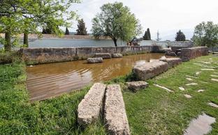Restos de la alberca de los Alixares convertidos en jardín./PEPE MARÍN