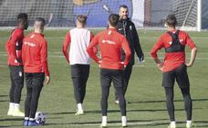 Diego Martínez se dirige a sus jugadores durante un entrenamiento./RAMÓN L. PÉREZ