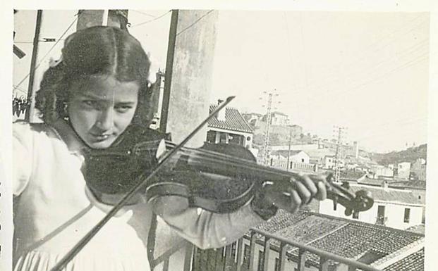 Mariluz Escribano, de niña, con su violín. archivo de la autora.