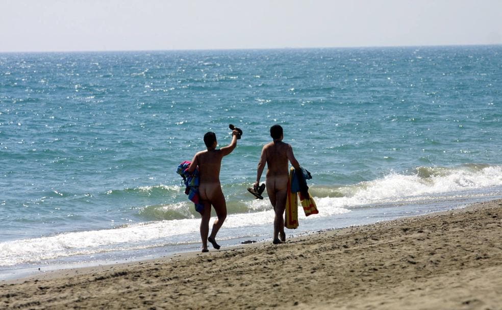 Los primeros baños en pelotas en las playas andaluzas