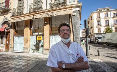 José Pellejero, ante las puertas ya cerradas de la cafetería Lisboa, que regentó desde 1985./Alfredo Aguilar