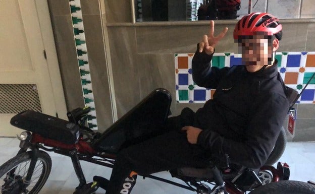 Álvaro en su bicicleta adaptada/