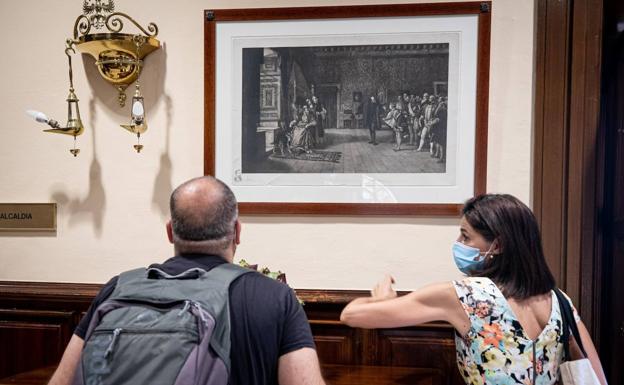 Lámina de Maura y Montaner de una obra de Eduardo Rosales en la sala que distribuye las estancias nobles del Ayuntamiento.