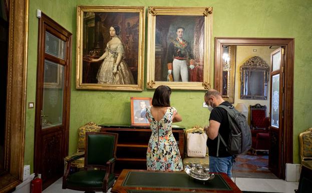 Retratos de Isabel II y Alfonso XII de Federico Madrazo, el primero copia de Contreras, en la Sala de la Mariana.