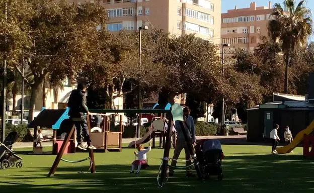 Sanciones en Almería capital por el uso de zonas infantiles, biosaludables y deportivas precintadas