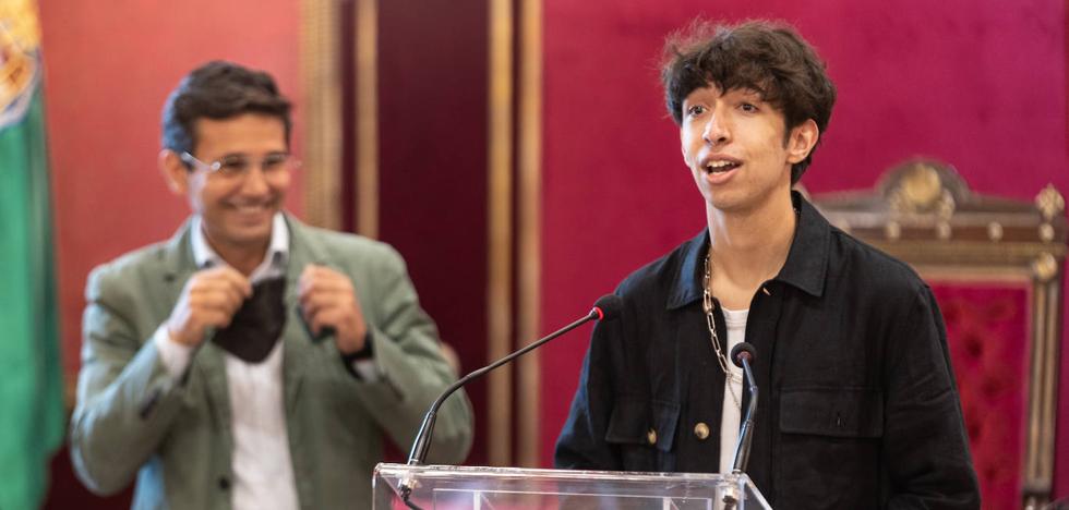 Cultura | Paul Thin recibe la insignia de Granada de manos del alcalde - Vimarsana News