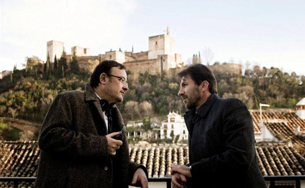 El director Manuel Martín Cuenca y el actor Antonio de la Torre, durante el rodaje de 'Caníbal' en en entorno monumental de Granada. /IDEAL