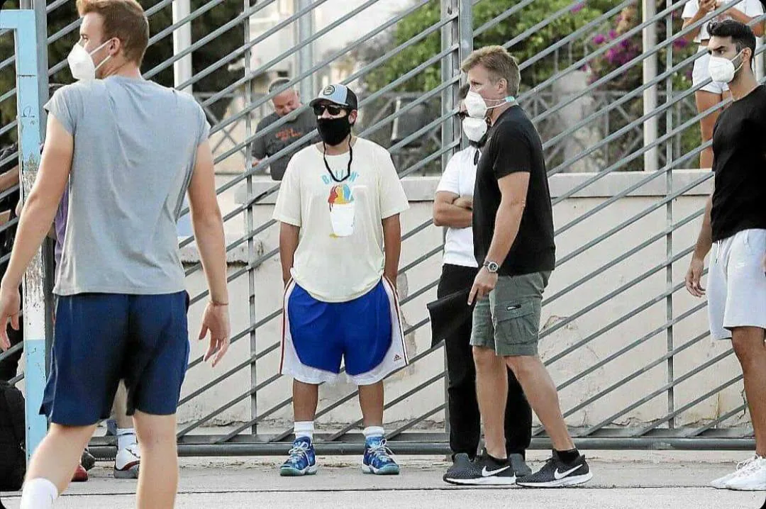 Jacobo Díaz, a la derecha, durante un parte del rodaje. Adam Sandler, en el centro con pantalón azul corto. 