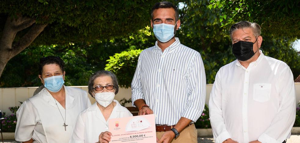 Los abanicos de la Feria de Almería ayudan con 13.000 euros a la Casa de Nazaret y el comedor La Milagrosa - Vimarsana News