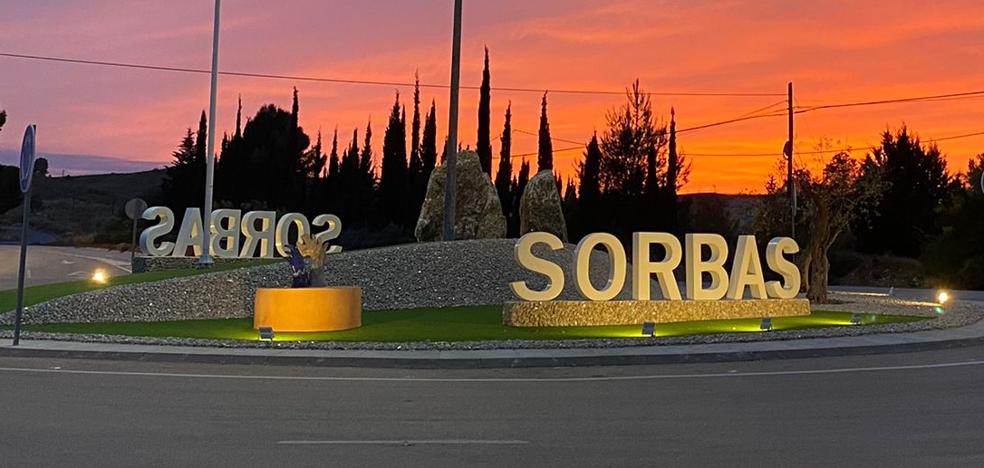 Provincia de Almería | Sorbas | El Yeso, el Olivo y la Cerámica de Sorbas presiden la glorieta de acceso al municipio - Vimarsana News