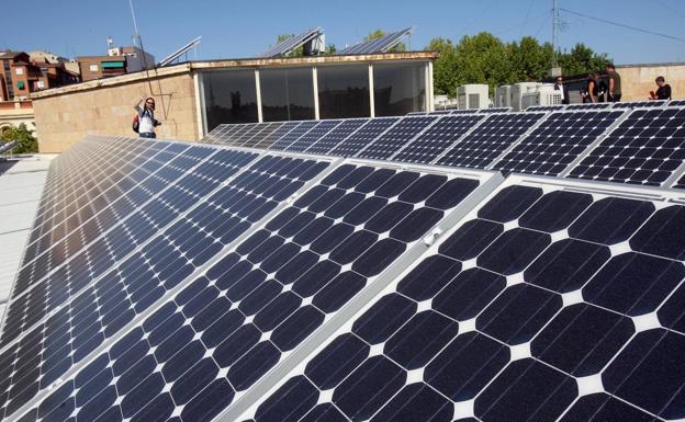 La Junta exige ya que la energía para el consumo de sus sede sea 100% de origen renovable/e. del río