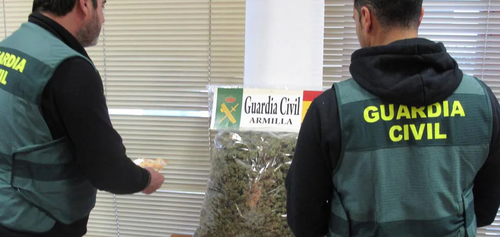 Sorprenden a dos individuos con 5,4 kilos de marihuana y 7.500 euros en el coche un control en Alhendín