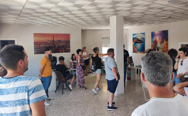 Clientes de una agencia de viajes de Íllora./ideal