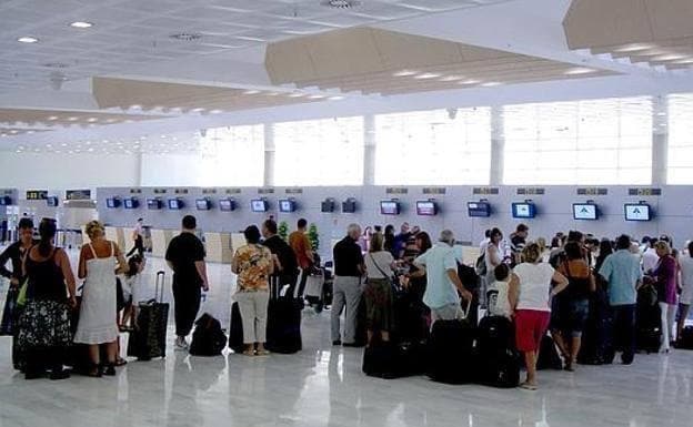 Los pasajeros pueden conseguir ofertas para viajar este puente desde Almería./ideal