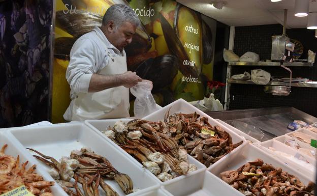 Los jienenses llenan los mercados para preparar la cena de una Nochebuena  como las de siempre | Ideal