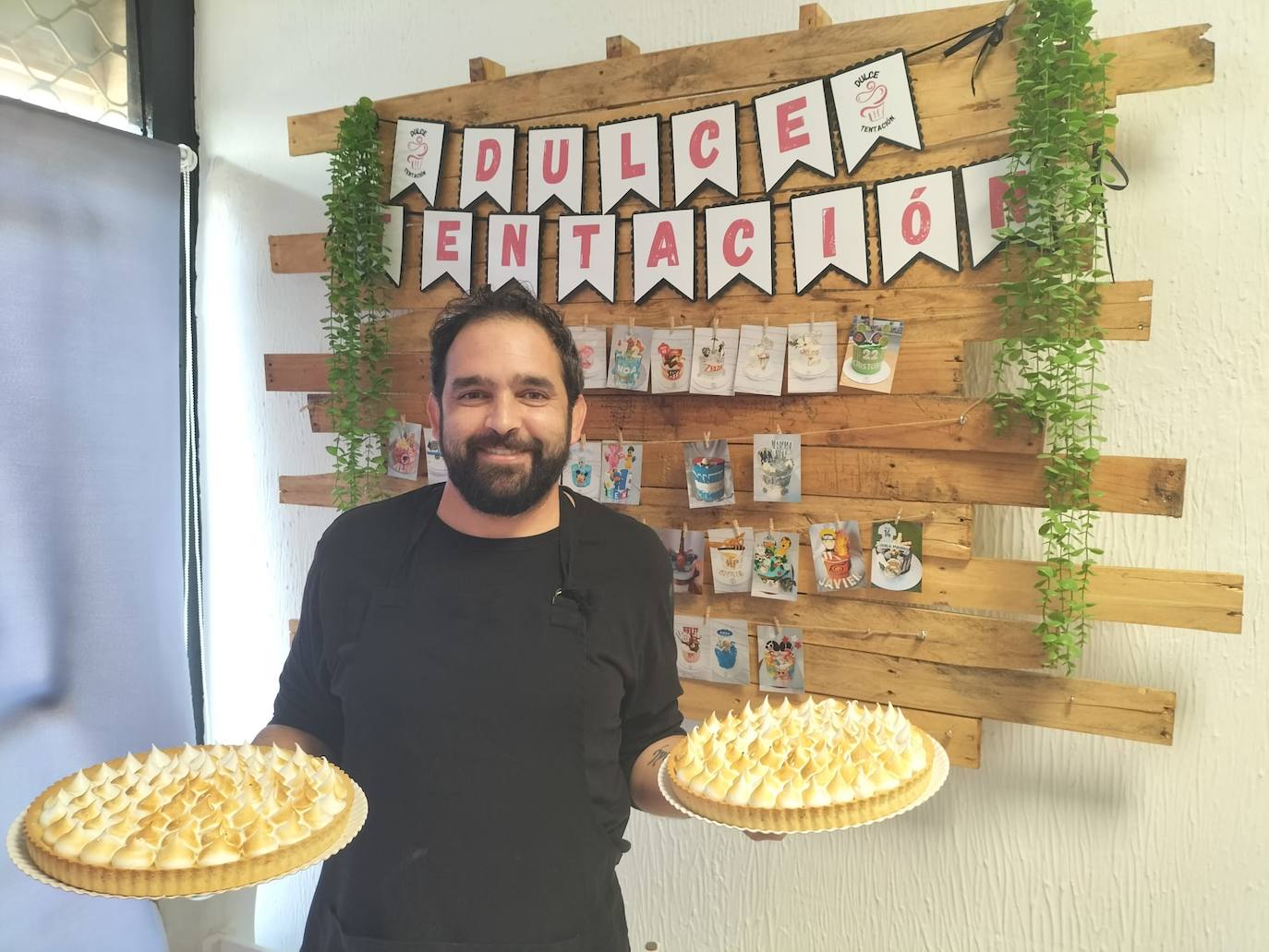 El pastelero Diego López con las dos últimas tartas preparadas antes de cerrar su negocio, Dulce Tentación, de Íllora. 