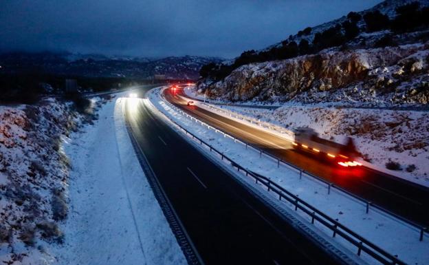Carreteras afectadas por la nieve en la zona norte, Alpujarra y Güéjar Sierra