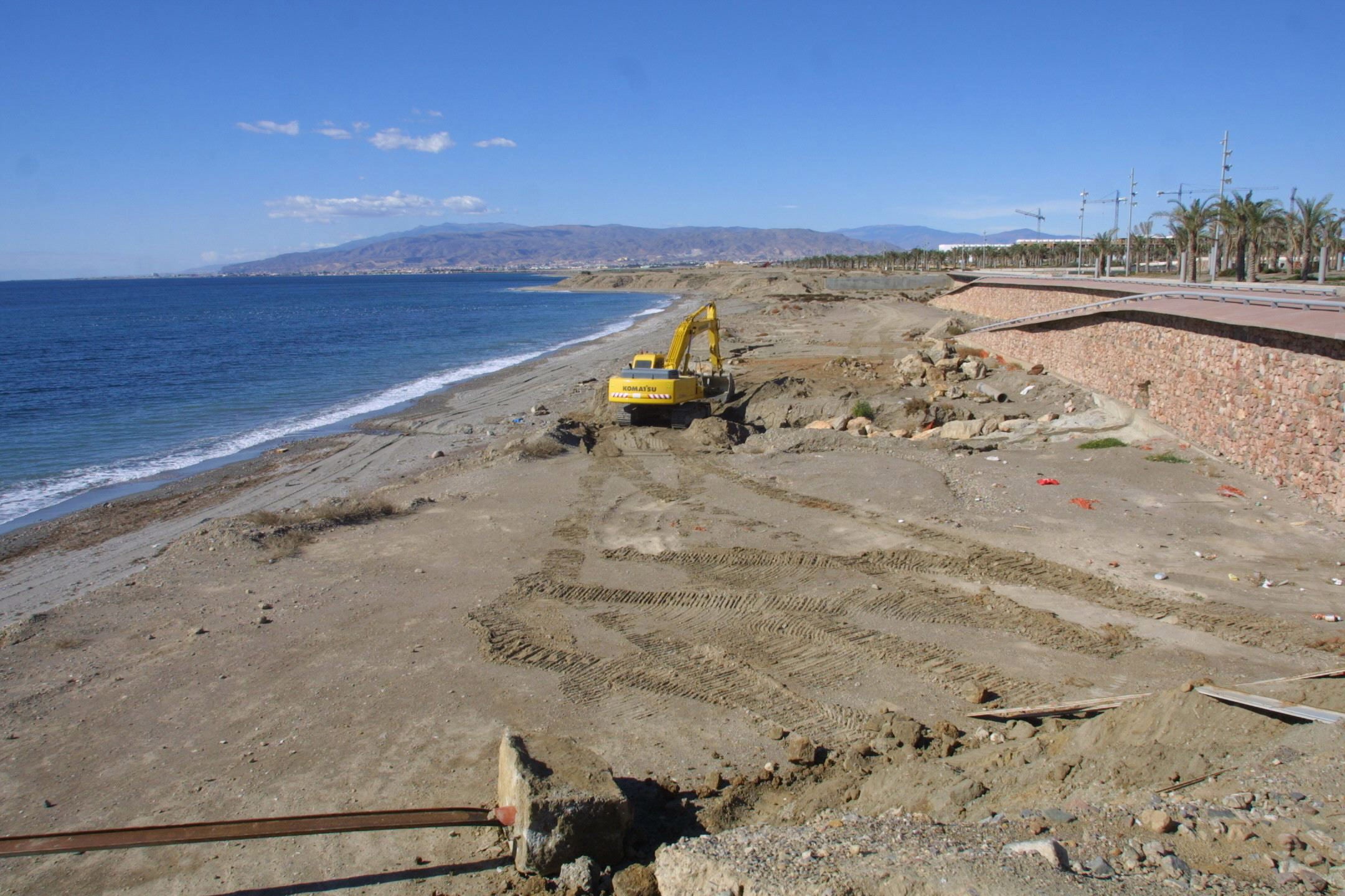 La solución de El Toyo pasarelas para el acceso directo al mar y