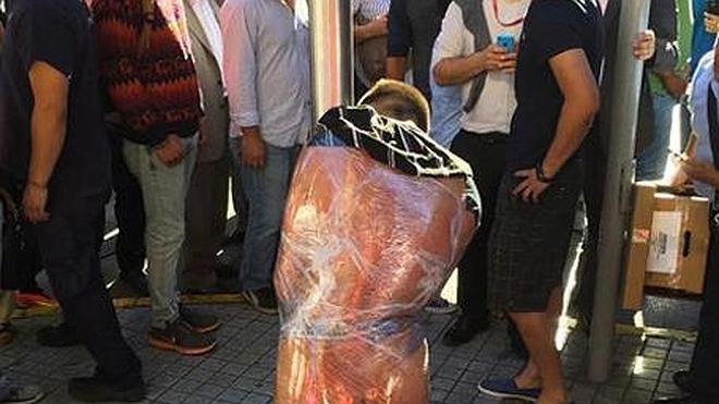 Atan con film transparente a un poste a un ladrón | Ideal